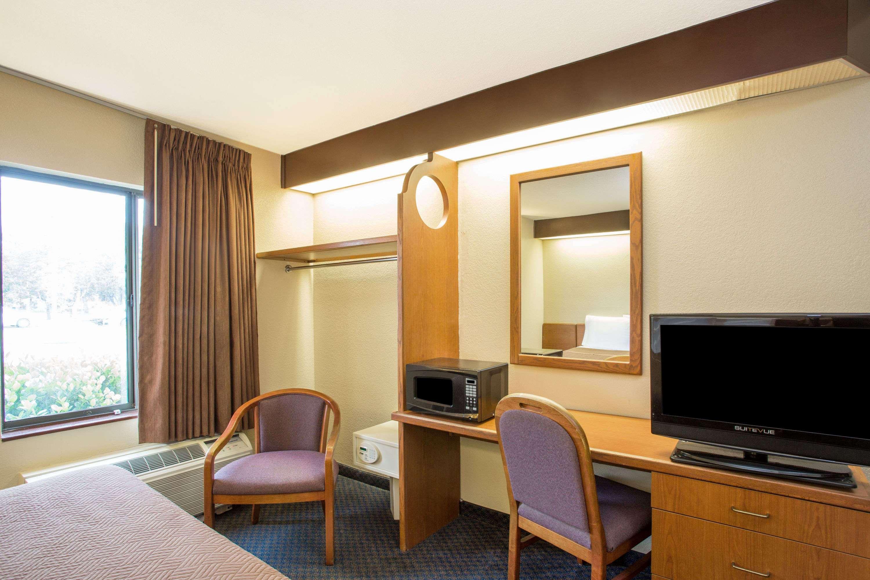 Travelodge By Wyndham Fort Myers Airport Esterno foto